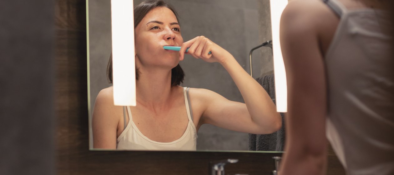 Estudio concluye que no cepillarse los dientes por la noche podría aumentar el riesgo de enfermedades cardiovasculares