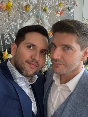 Juanito Yarur y su esposo se convirtieron en padres por tercera vez