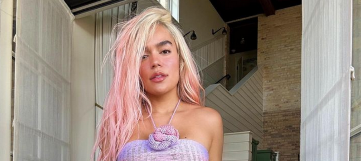 Karol G se borra tatuaje con el nombre de su expareja Anuel