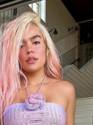 Karol G se borra tatuaje con el nombre de su expareja Anuel
