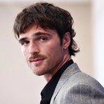 Jacob Elordi se consagra como referente de estilo en Venecia