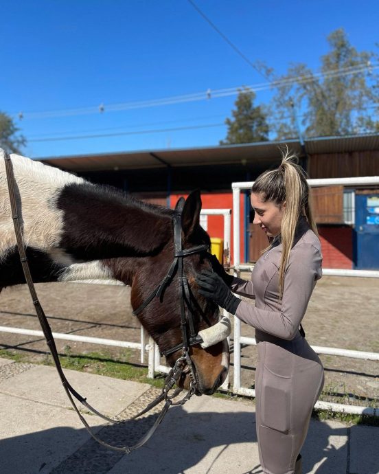 Catalina Gaete acariciando un caballo