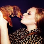 Adele reaccionó con lágrimas al recibir regalo de una fan