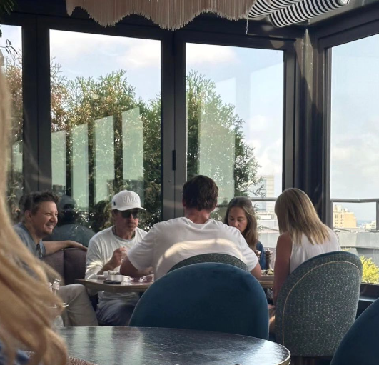 Robert Downey Jr., Chris Hemsworth y Jeremy Renner, junto a sus esposas en restaurante de Boston
