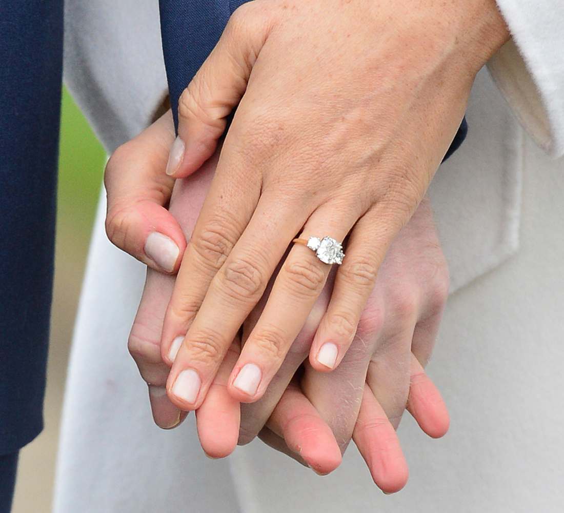 Primer plano del anillo de compromiso de Meghan Merkle