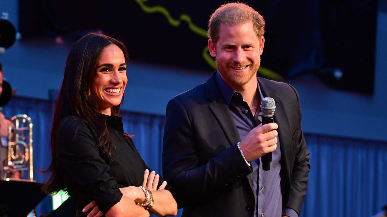 Meghan Markle y príncipe Harry sonrientes en su última aparición pública