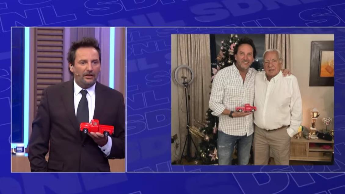 Daniel Fuenzalida con la camioneta roja en sus manos