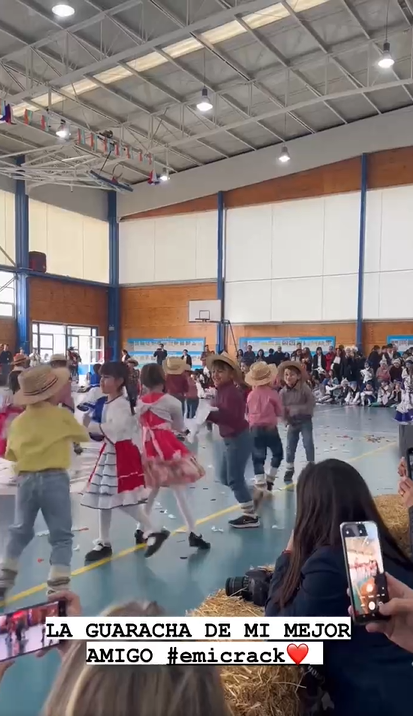 Emiliano bailando junto a sus compañeros en el colegio
