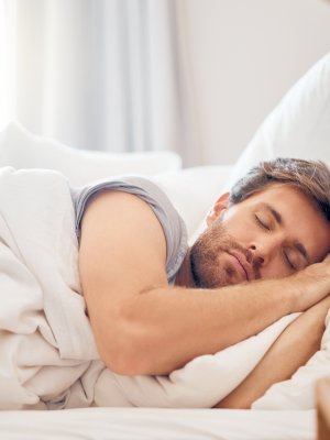 ¿Es mejor bañarse en la mañana o en la noche? Un estudio tiene la respuesta