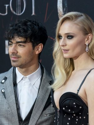 Sophie Turner demanda a Joe Jonas por 