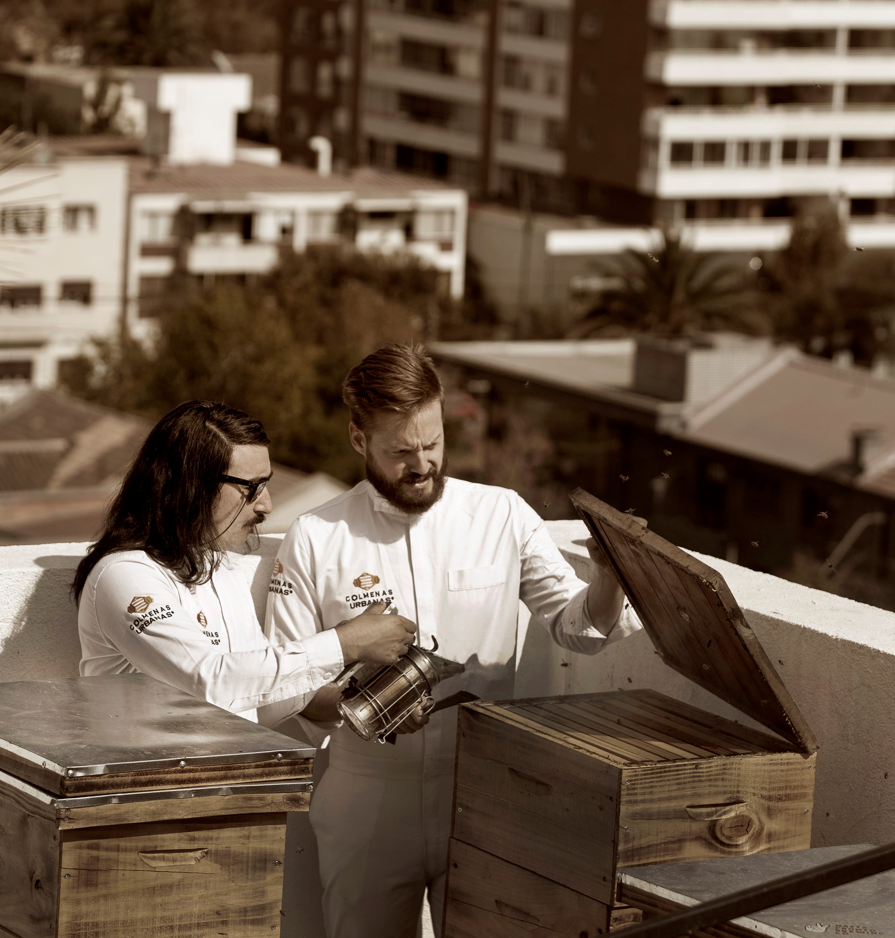 Dos apicultores junto a una colmena urbana