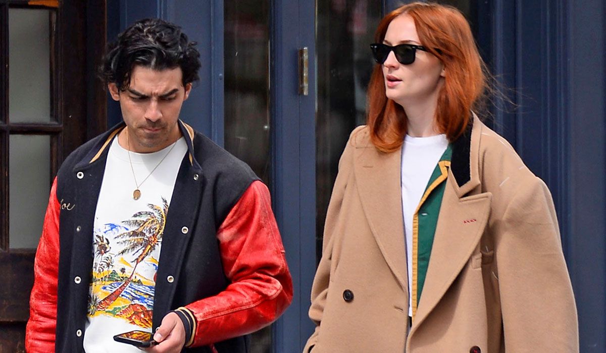 Joe Jonas caminando junto a Sophie