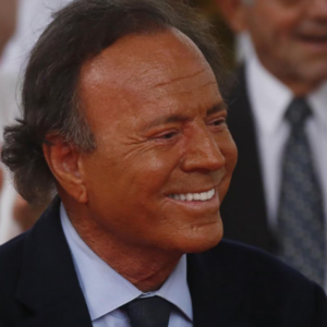 Julio Iglesias es sorprendido en su cumpleaños número 80 por el rey Juan Carlos