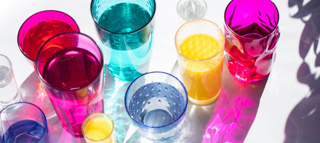 El riesgo de tomar líquidos ácidos en vasos de colores