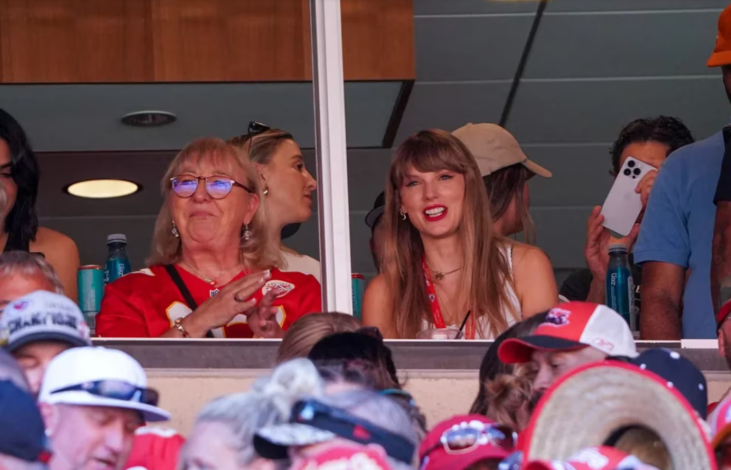 Taylor Swift junto a la madre del futbolista americano
