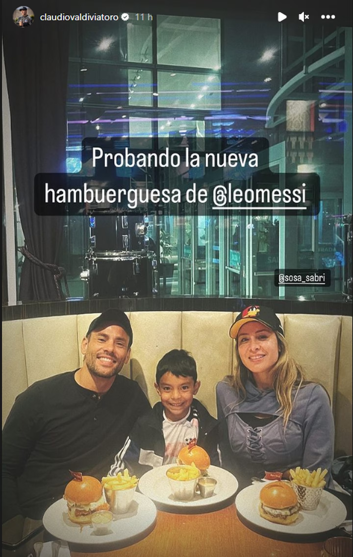 Foto subida por Claudio Valdivia en una mesa redonda posando frente a la cámara con Sabrina Sosa y Gaspar