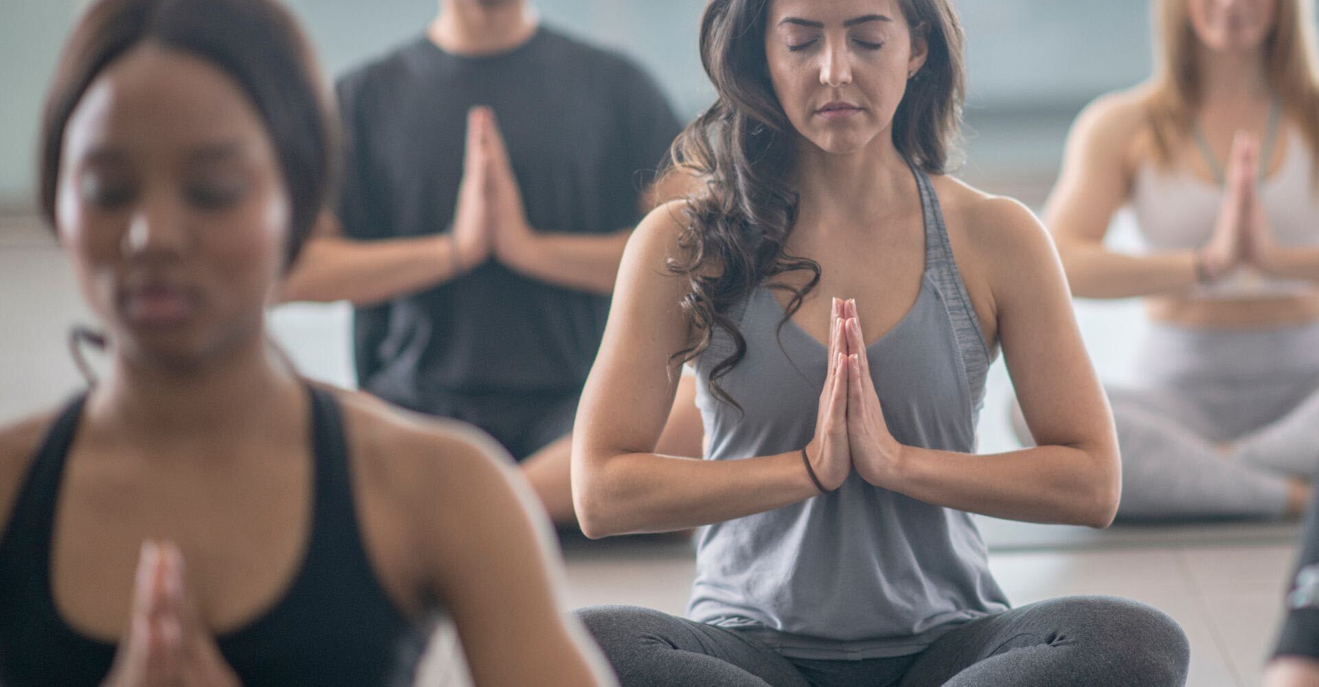 Mujeres haciendo meditación