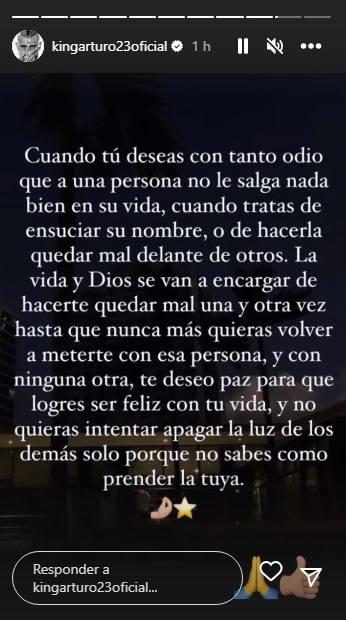 Storie de Arturo Vidal con sus dichos en un fondo negro