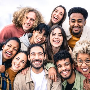 Estudio revela a qué edad son más felices los seres humanos