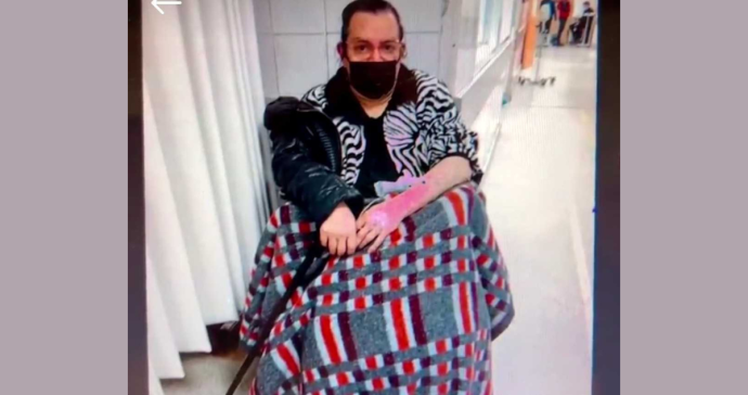 Gonzalo Cáceres en Hospital San José sentado en una silla de ruedas en el pasillo del recinto