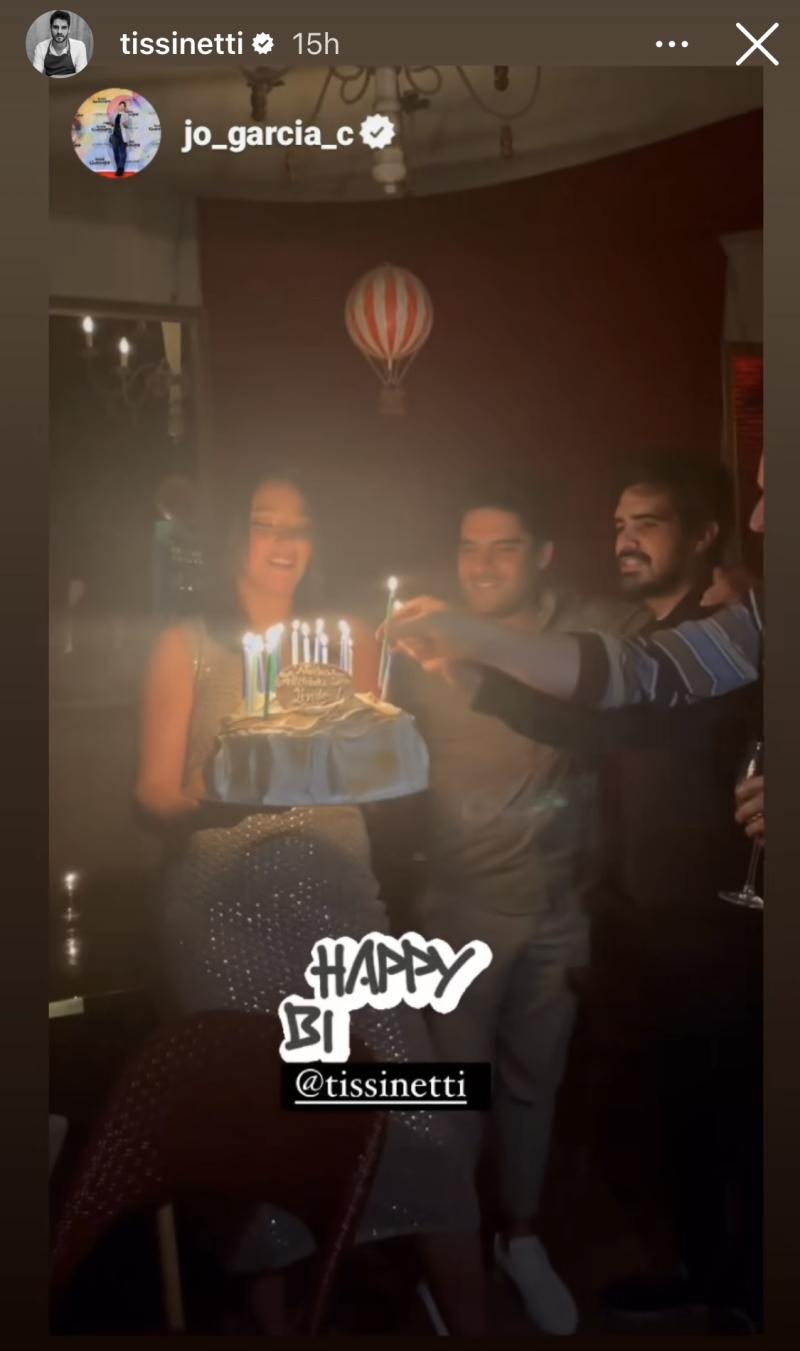 Kel Caldxeron y amigos cantándole feliz cumpleaños a Renzo