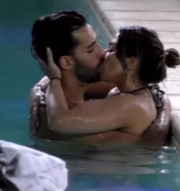 Jorge Aldoney y su ex polola dándose un beso en la piscina de "Gran Hermano"