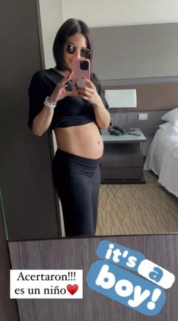 Captura de pantalla de Daniela Castillo mostrando su vientre con 22 semanas