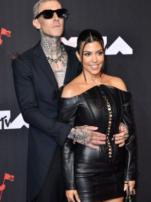 Pistas indican que Kourtney Kardashian habría dado a luz