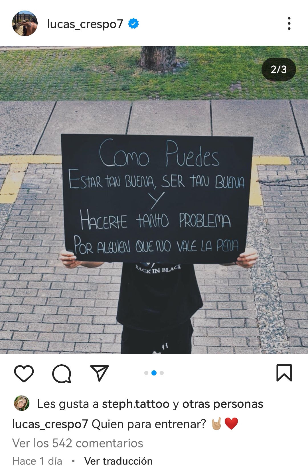 Persona sosteniendo un cartel negro con la frse mencinada anteriormente