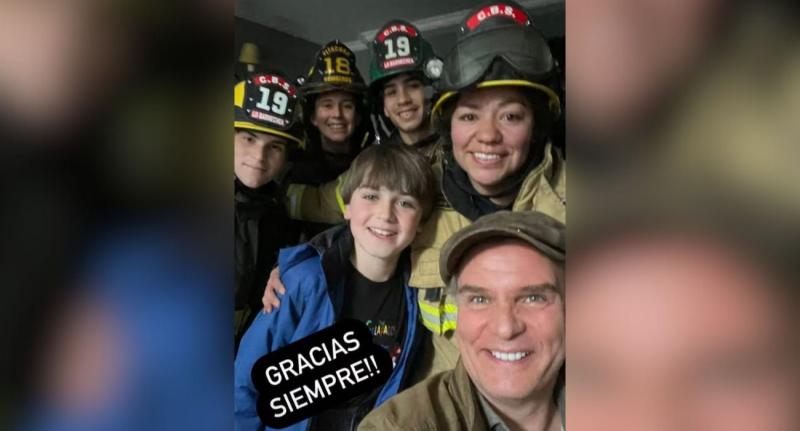 Amao junto a su hijo y los Bomberos rescatistas