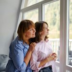 ¿Las mujeres son más bondadosas que los hombres? Estudio asegura que sí