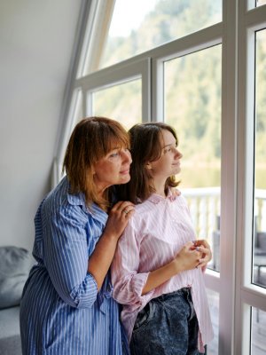 ¿Las mujeres son más bondadosas que los hombres? Estudio asegura que sí