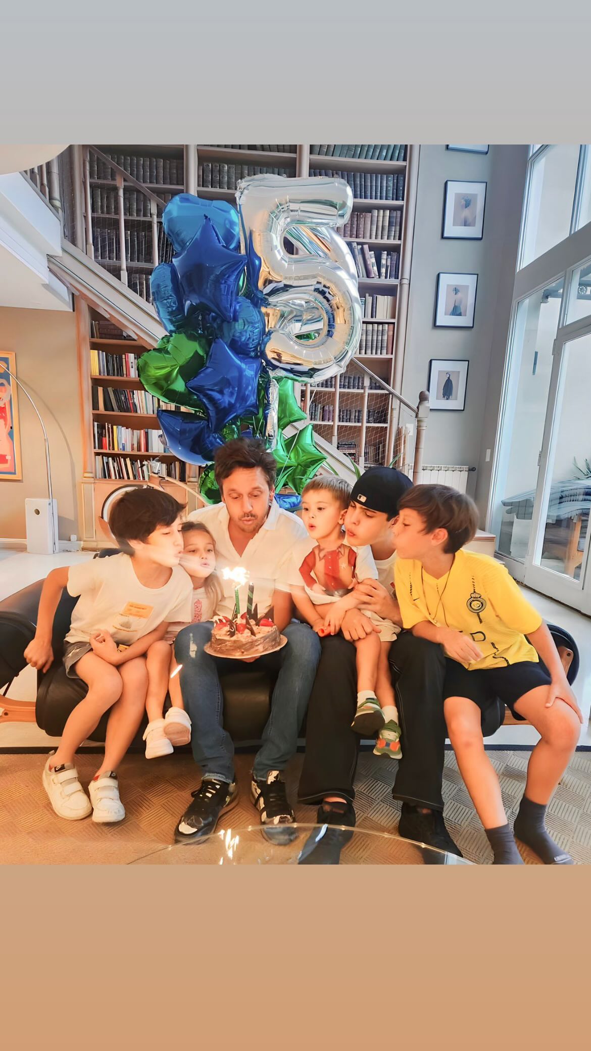 Benjamín Vicuña junto a Bautista, Beltrán, Benicio, Magnolia y amancio