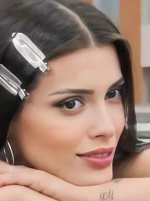 Fanáticas despiden a Cony Capelli en el aeropuerto de Argentina