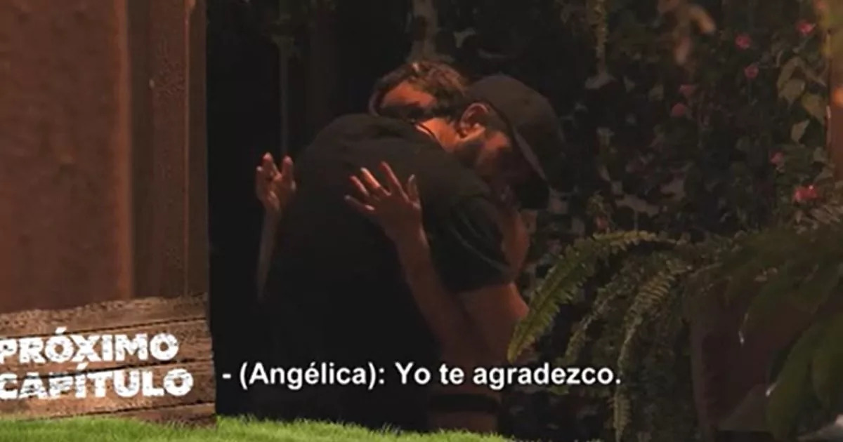 Arturo abrazando a Angélica