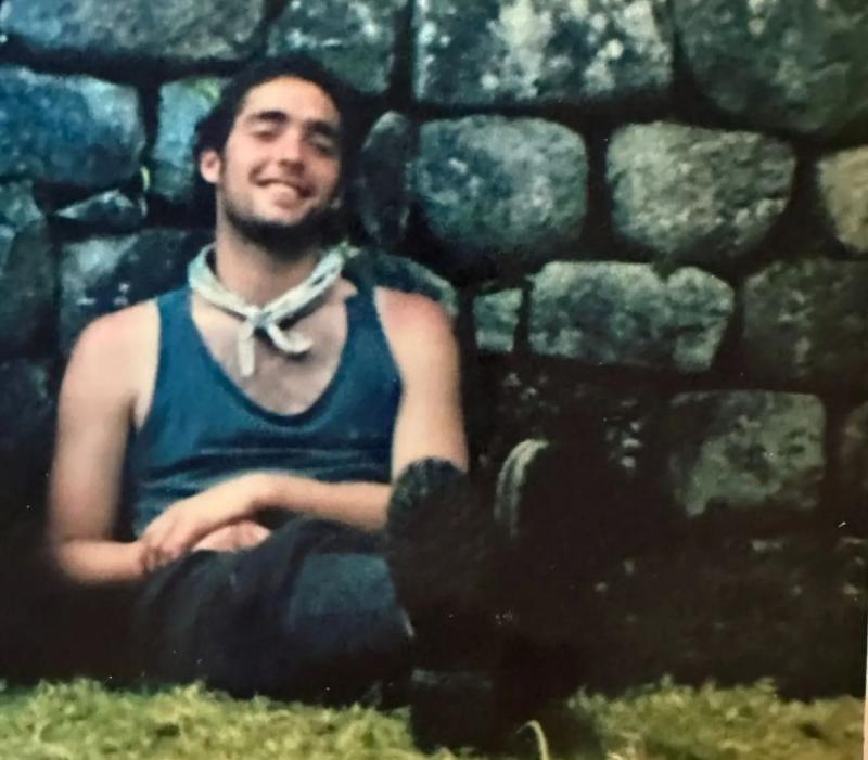 José Luis Repenning posando sentado apoya en la pared cuando tenía 22 años