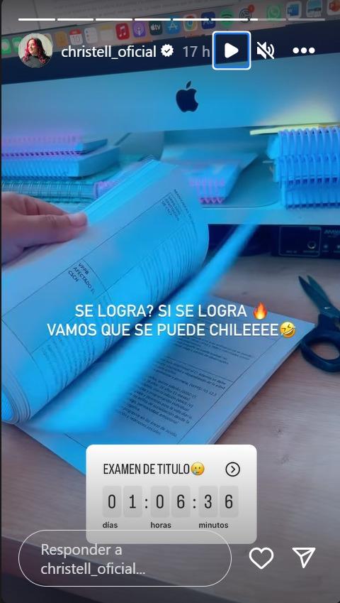 storie de Christell pasando páginas de un libro de estudio
