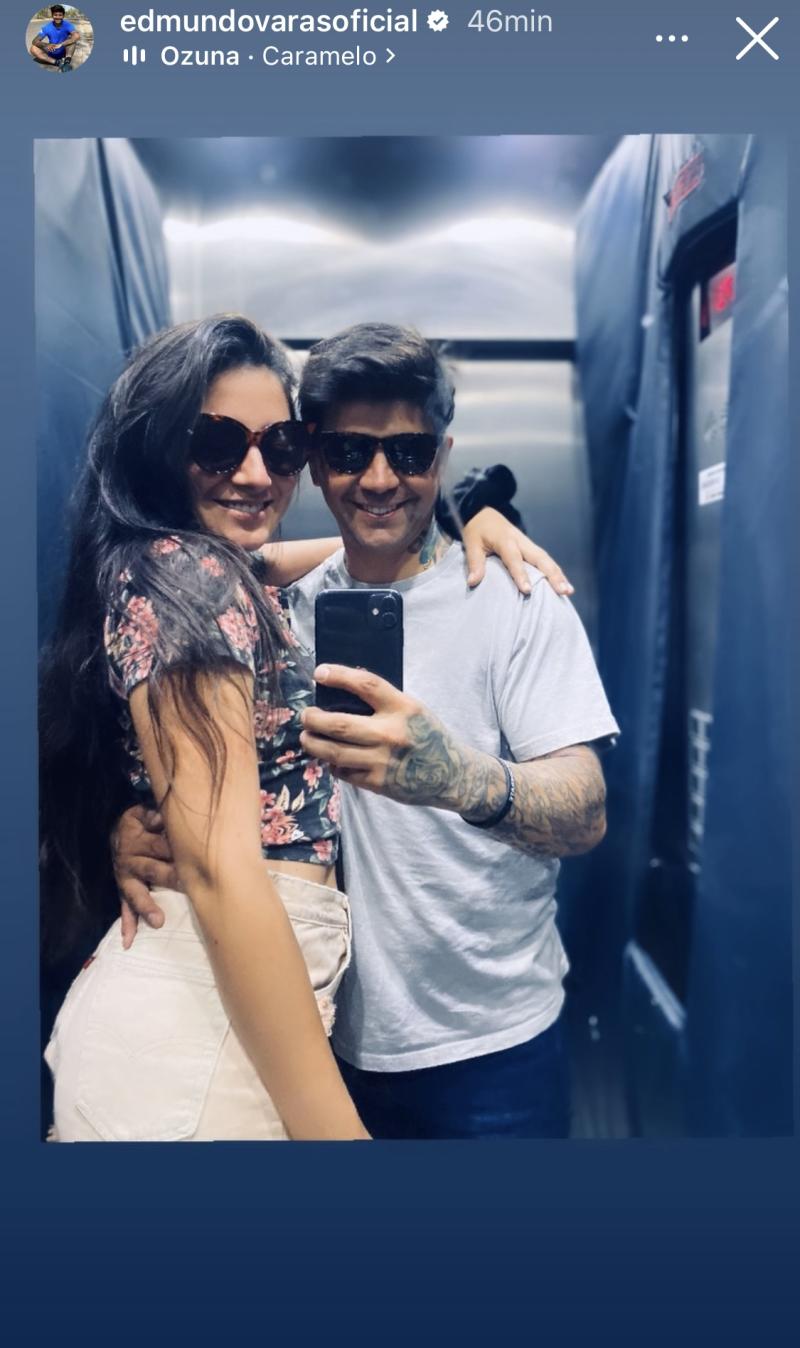 Edmundo Varas abrazando a una mujer frente al espejo de un asensor