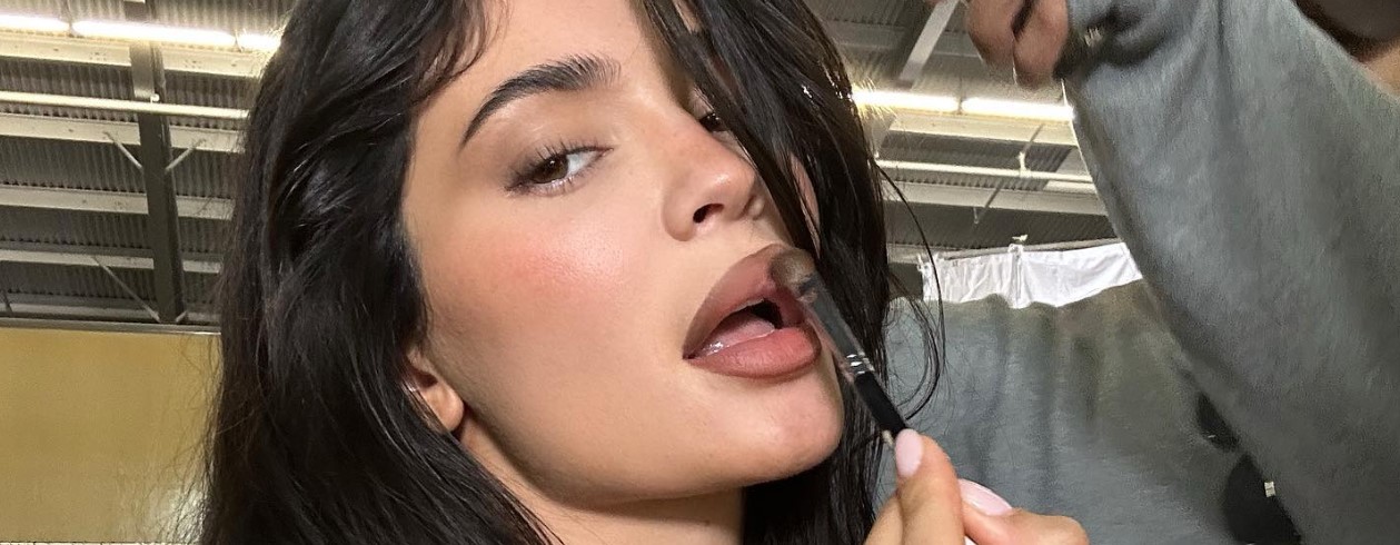 Kylie Jenner renovó su look tras su paso por los Globos de Oro