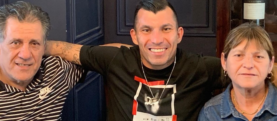 Hermana de Gary Medel advierte de mal estado de salud de la madre del deportista