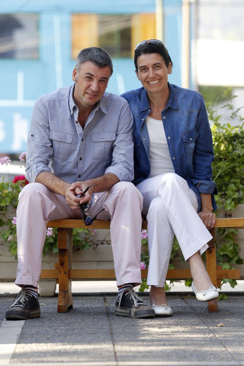 Yann Yvin y Valéry Flat sentados juntos en una banca