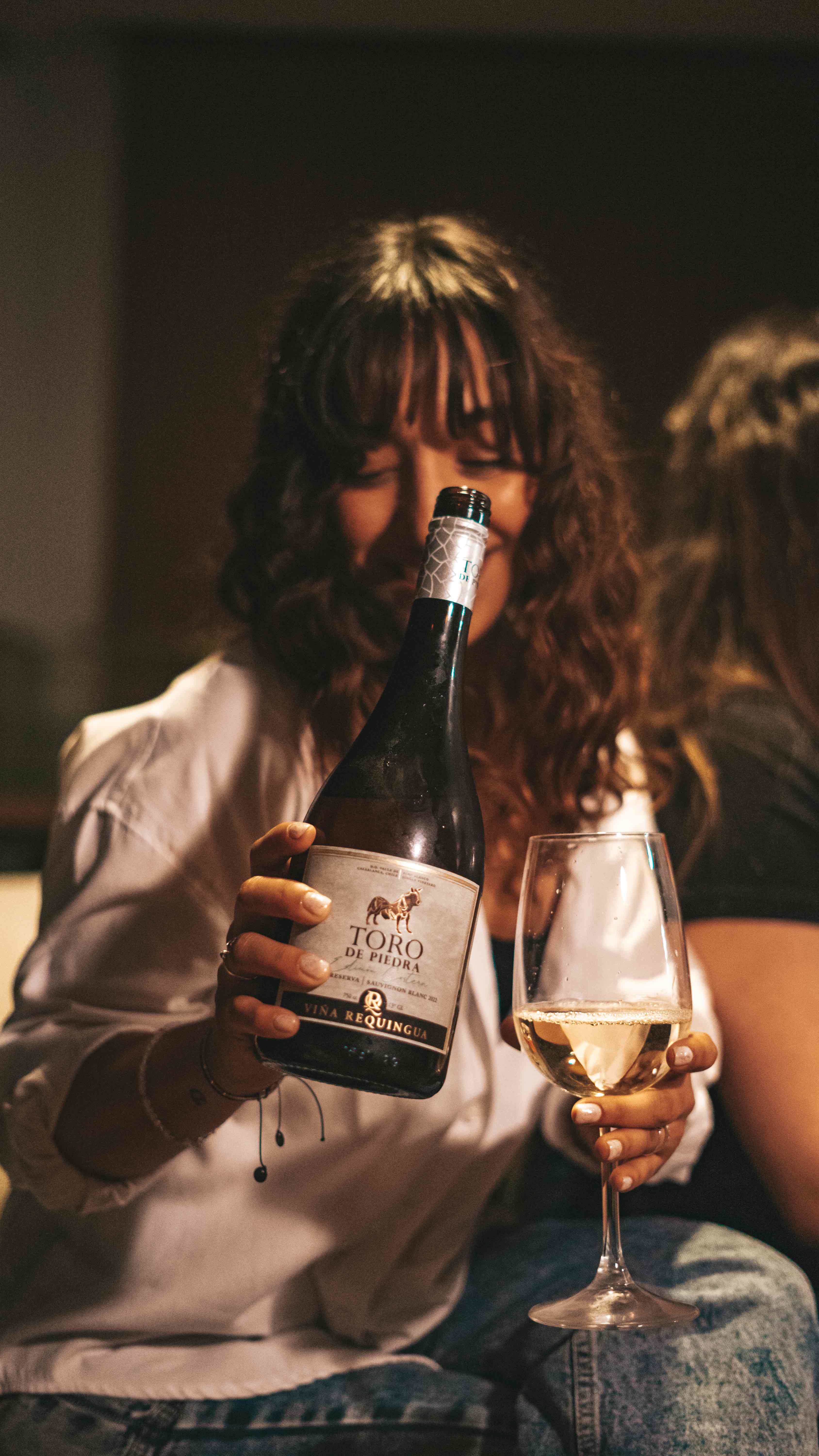 Mujer sirviendo vino