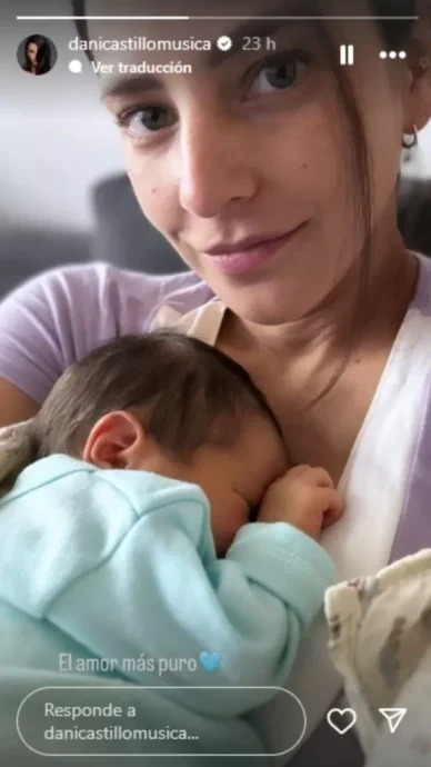 Daniela Castillo con su hijo en brazos