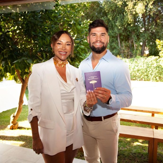 Nati y Rdorigo sosteniendo libreta de matrimonio
