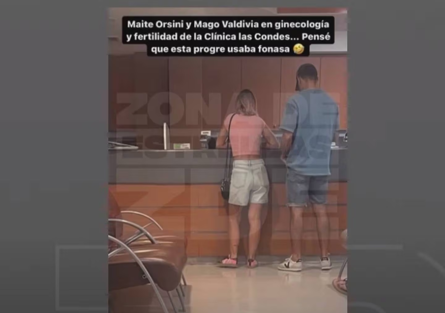 Maite y Jorge de espaldas en un mesón del recinto