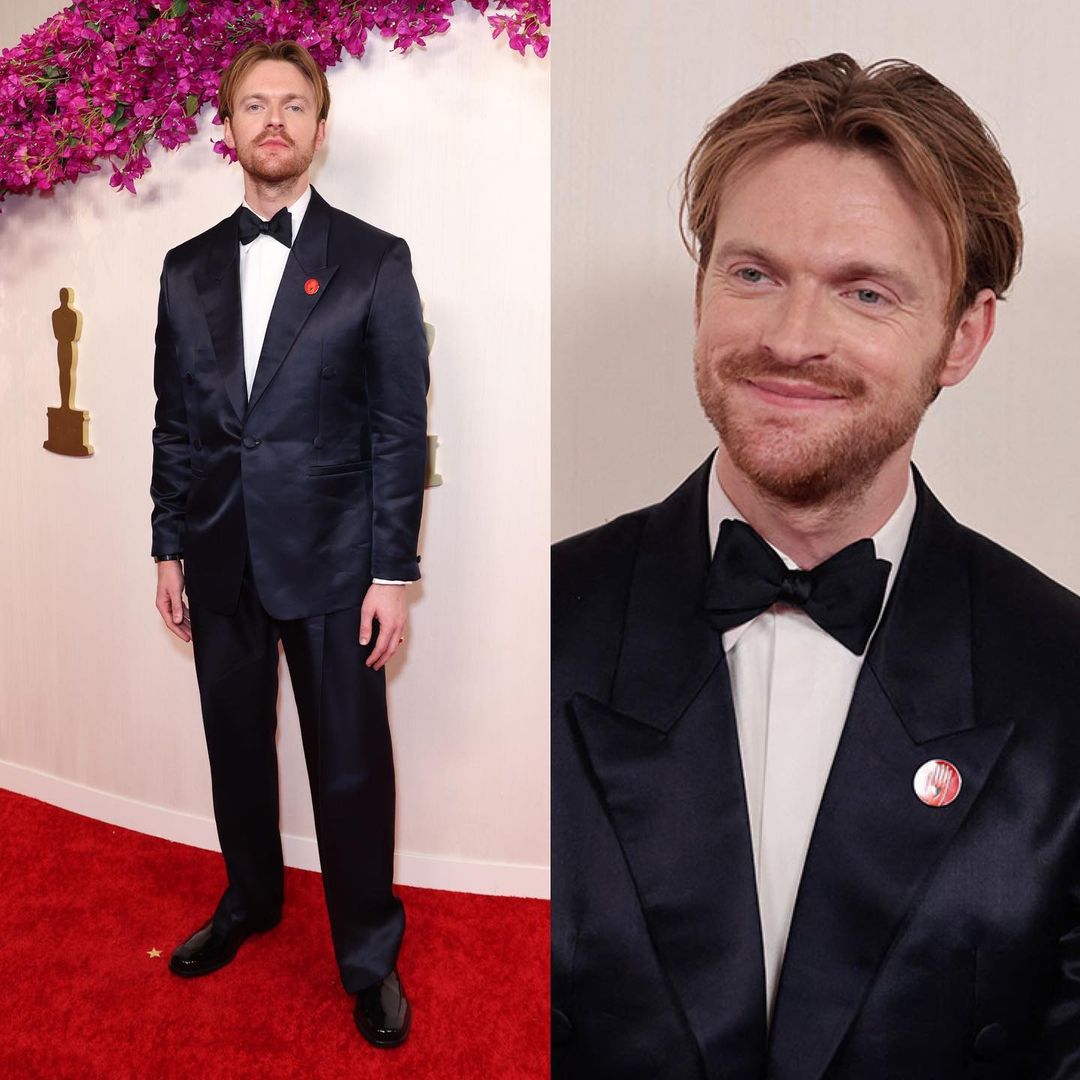Finneas con pin en la alfombra roja de los Premios Oscar 2024