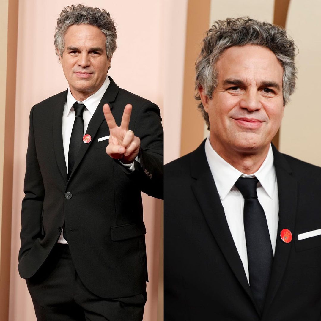 Mark Ruffalo con pin en la alfombra roja de los Premios Oscar 2024