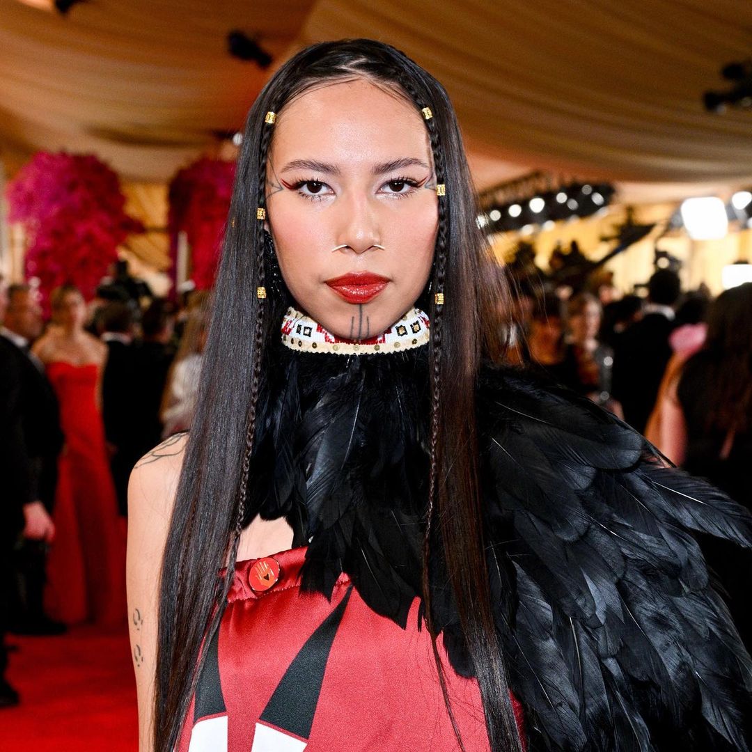 Quannah Chasinghorse con pin en la alfombra roja de los Premios Oscar 2024