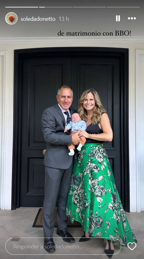 Fotografía de Soledad Onetto junto a su bebé y pareja