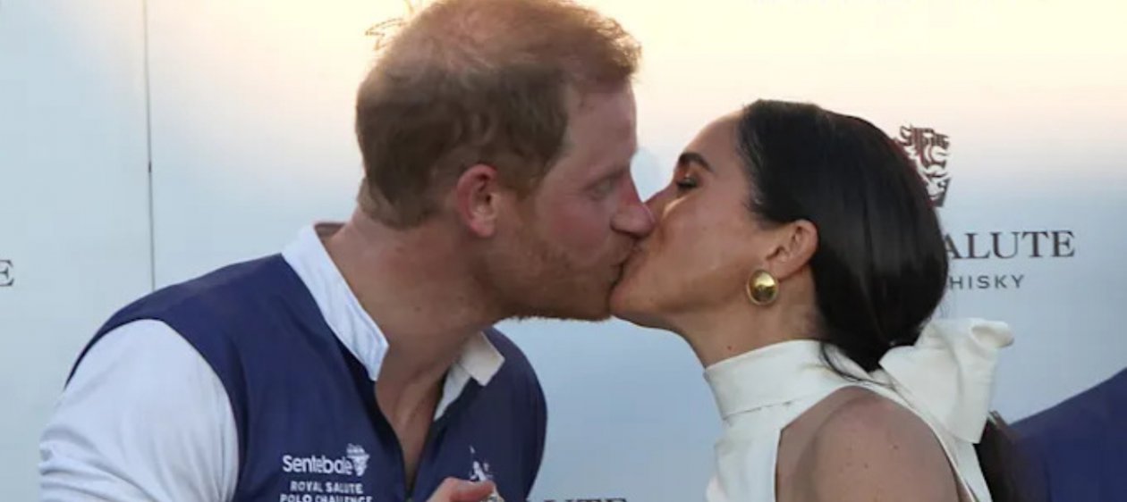 ¡De película! Harry y Meghan protagonizan romántico beso en acto benéfico